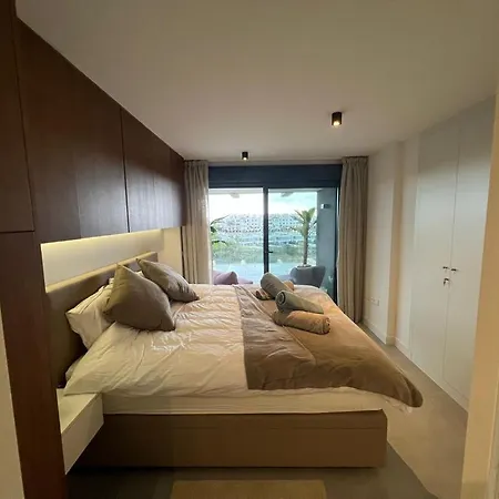 Oasis Cozy Εστεπόνα